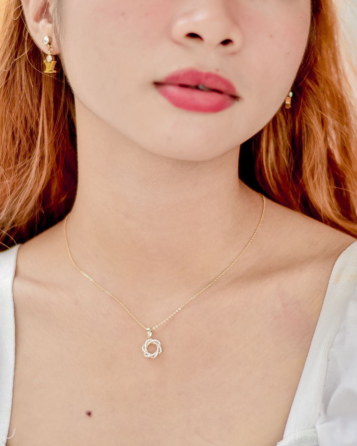 Delicate gold pendant necklace